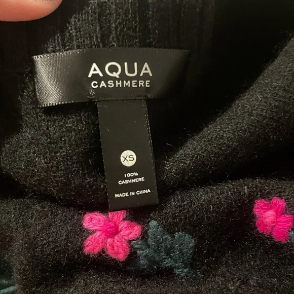 Aqua Cashmere black sweater with beautiful hot pink flowers size XS - Picture 8 of 8